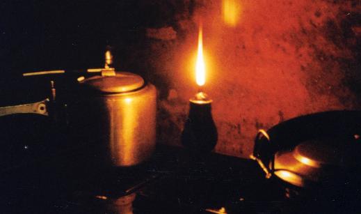 台所の灯り(パンディプールのスマナの家)